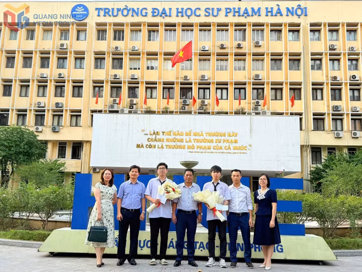 Hai em Ninh Quang Thắng, lớp 12 Tin và Trịnh Việt Hoàng, lớp 12 Hóa (Trường THPT Chuyên Hạ Long) chụp ảnh lưu niệm cùng lãnh đạo Sở GD&amp;ĐT và các thầy cô. Ảnh nhà trường cung cấp