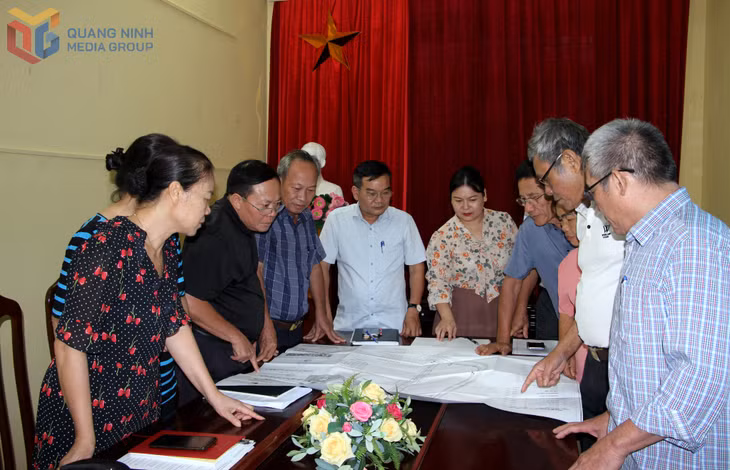 Ban Giám sát đầu tư cộng đồng thị trấn Tiên Yên (huyện Tiên Yên) thực hiện rà soát dự án cần được triển khai giám sát.