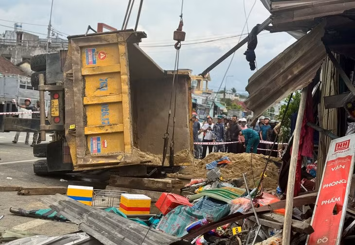 Bốn nhà dân bị hư hỏng với thiệt hại ước tính khoảng 130 triệu đồng. Ảnh: Viên Nguyễn