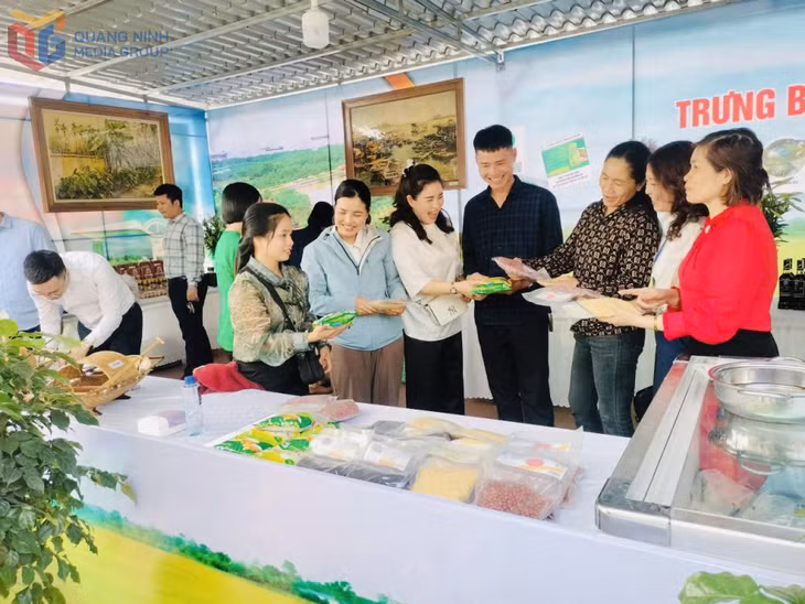 HND TX Quảng Yên quảng bá sản phẩm OCOP của hội viên tại Lễ hội Bạch Đằng năm 2025.