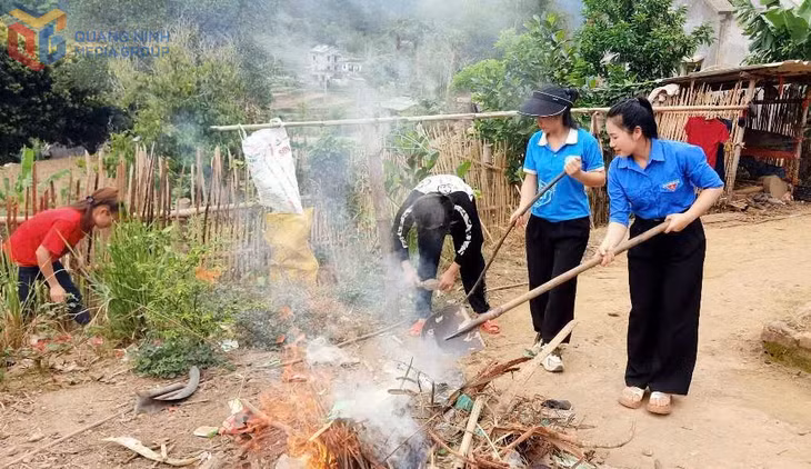 UBMTTQ xã Lục Hồn phối hợp với Hội Liên hiệp phụ nữ xã và các thôn, bản trên địa bàn xã tổ chức ra quân dọn dẹp vệ sinh môi trường, tạo cảnh quan xanh - sạch - đẹp.