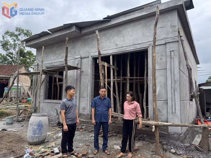 Chi bộ, Ban Công tác mặt trận thôn Tây Sơn (xã Quảng Tân) thăm, động viên hộ đặc biệt khó khăn được hỗ trợ xây mới nhà ở.