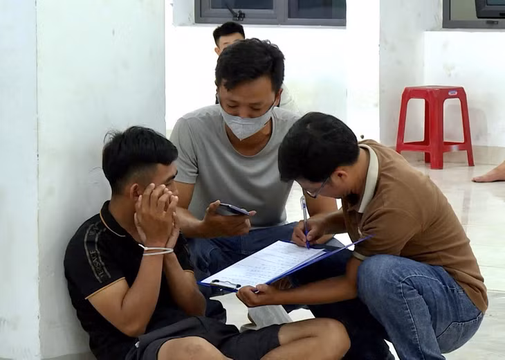 Công an lấy thông tin đối tượng có mặt trong quán bar. Ảnh: Công an