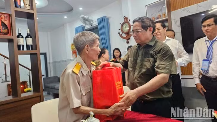 Thủ tướng Phạm Minh Chính tặng quà động viên thương binh, cựu tù Côn Đảo Nguyễn Xuân Viên. (Ảnh: VŨ TÂN)