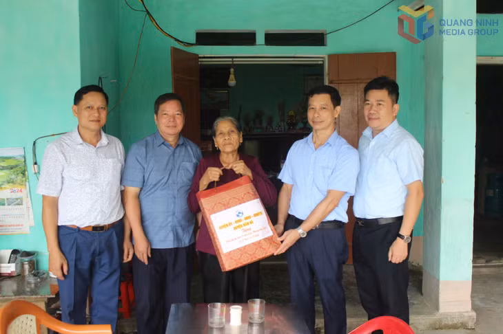 Lãnh đạo huyện Đầm Hà thăm, tặng quà thương binh Phạm Thị Lan, thôn Tân Hòa, xã Quảng Tân nhân dịp tết Ất Tỵ 2025. Ảnh: Hữu Việt