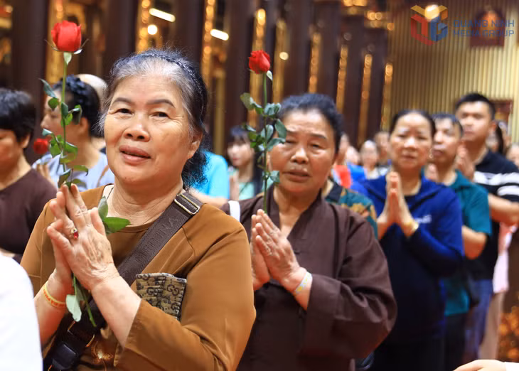 Cung Trúc Lâm gần như không một lúc nào vắng phật tử xếp hàng vào chiêm bái xá lợi Đức Phật.