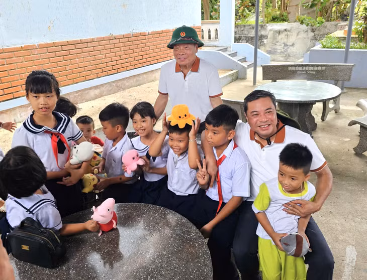 Niềm vui của trẻ em đảo Đá Tây A khi được nhận quà của thành viên Đoàn công tác trao tặng.