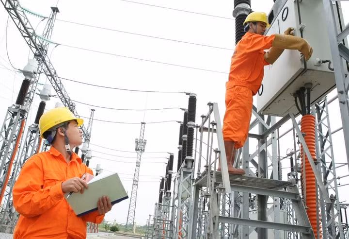 Giá điện tăng 4,8% từ ngày 10/5 đã tác động lớn đến hoạt động sản xuất, kinh doanh và túi tiền của doanh nghiệp. (Ảnh minh họa)