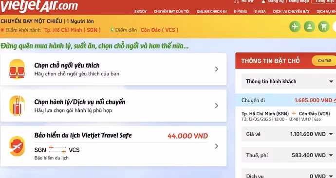 Khảo sát tối 10-5, trên website Vietjet không còn hiển thị dịch vụ bán bộ lễ viếng khi mua vé máy bay đi Côn Đảo, thay vào đó là dịch vụ có tính phí như hành lý, bảo hiểm và chỗ ngồi - Ảnh: Chụp màn hình