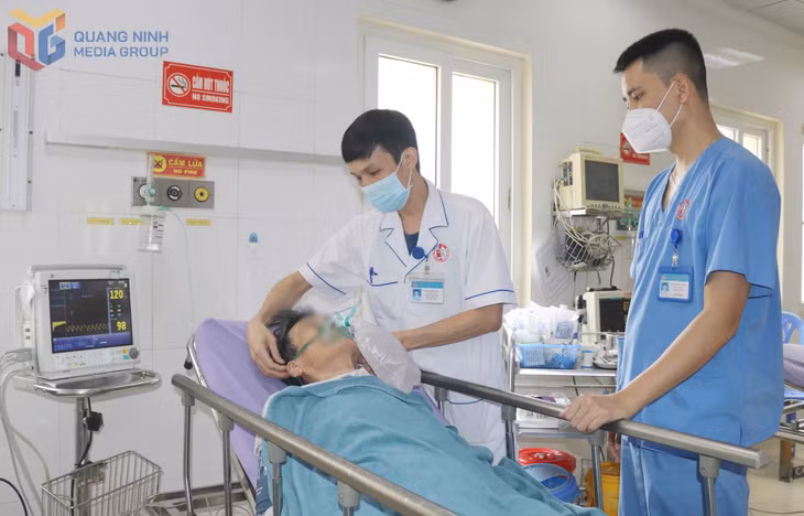 Điều dưỡng Bùi Thọ Luân (đứng bên trái) cùng bác sĩ khoa Cấp cứu, Bệnh viện Việt Nam - Thụy Điển Uông Bí chăm sóc cho người bệnh.