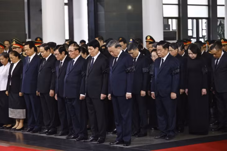 Tổng Bí thư Tô Lâm cùng các đồng chí Lãnh đạo, nguyên Lãnh đạo Đảng, Nhà nước mặc niệm tưởng nhớ nguyên Chủ tịch nước Trần Đức Lương - Ảnh: TTXVN