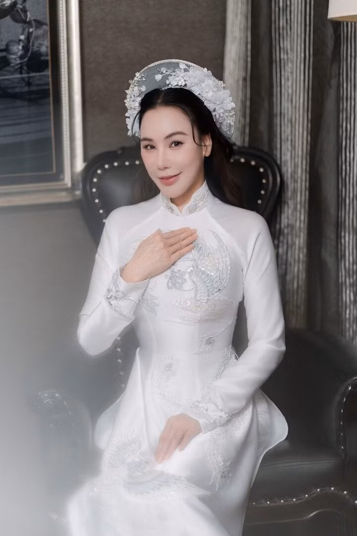 Hồ Quỳnh Hương diện áo dài trắng mang tên Bạch Song Phụng trong lễ cưới.