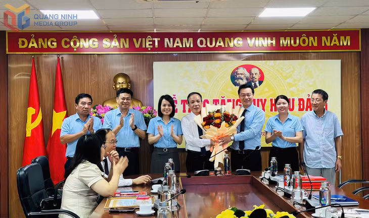 Đồng chí Nguyễn Thế Lãm, Bí thư Đảng ủy Trung tâm Truyền thông tỉnh Quảng Ninh cùng các đồng chí trong 