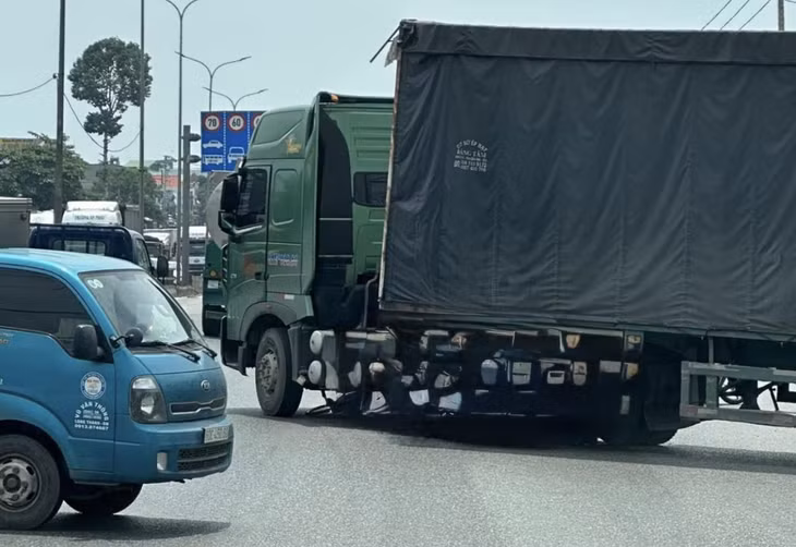 Hiện trường vụ tai nạn tại ngã tư Lộc An, huyện Long Thành, Đồng Nai.