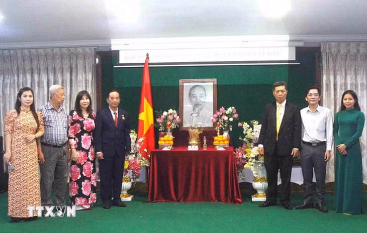 Ban Thường trực Hội Khmer-Việt Nam tại Campuchia dâng hương kỷ niệm 135 năm Ngày sinh Chủ tịch Hồ Chí Minh. Ảnh: TTXVN
