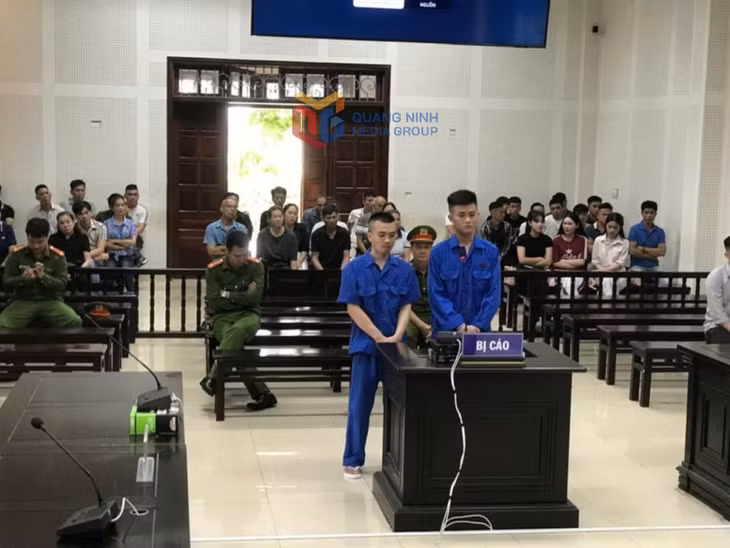 Bị cáo Nguyễn Văn Sình và Lê Mạnh Hùng tại phiên tòa