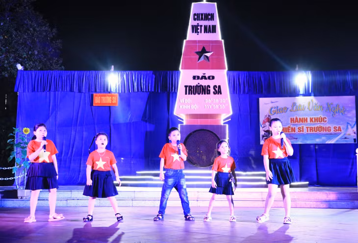 Thiếu nhi trên đảo Trường Sa tham gia văn nghệ với bài hát "Quê em ở Trường Sa".