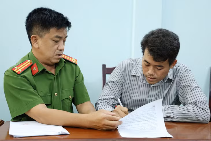 Bị can Quý ký nhận các Quyết định và Lệnh bắt tạm giam. Ảnh: Vũ Tiến