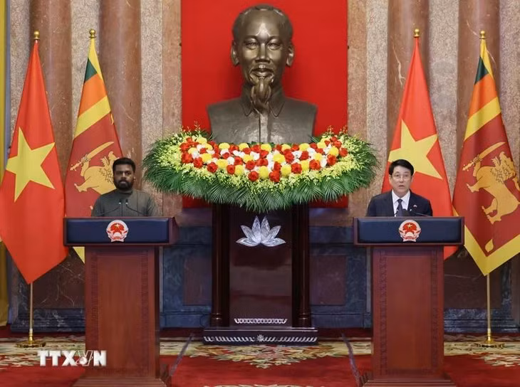 Chủ tịch nước Lương Cường và Tổng thống Sri Lanka Anura Kumara Dissanayaka tại cuộc gặp gỡ báo chí. (Ảnh: Lâm Khánh/TTXVN)