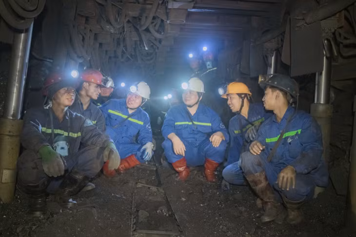 Lãnh đạo TKV kiểm tra hiện trường sản xuất đào lò, khai thác than hầm lò Công ty Than Thống Nhất. Ảnh: Thành Nam (CTV)
