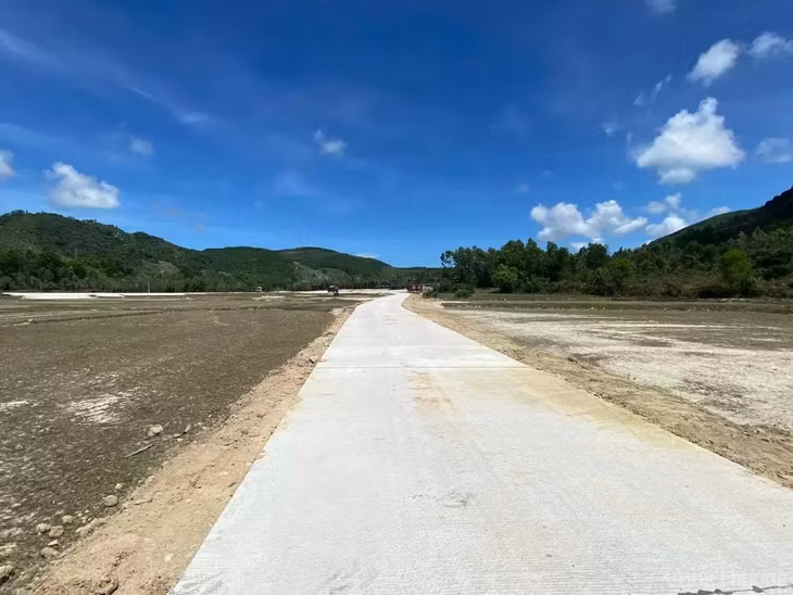 Con đường dài 1,5km được nâng cấp sửa chữa.