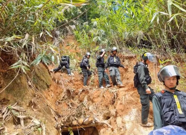 Công an ập vào truy quét bãi vàng ngày 24/5. Ảnh: Báo Gia Lai