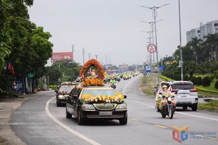 Đến 7h5' cùng ngày, đoàn rước đến cầu Đá Bạc, rời khỏi Quảng Ninh để đến Chùa Chuông, Hưng Yên.