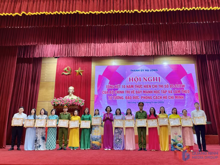Đồng chí Vũ Thị Mai Anh, Phó Bí thư Thường trực Thành uỷ, Chủ tịch HĐND thành phố, trao Giấy khen cho các tập thể, cá nhân có thành tích xuất sắc trong phong trào thi đua “Học và làm theo Bác” giai đoạn 2016-2025; phong trào “Học và làm theo Bác” năm 2024.