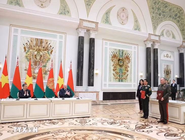Tổng Bí thư Tô Lâm và Tổng thống Belarus Aleksandr Lukashenko chứng kiến Lễ trao Ý định thư về tăng cường hợp tác đào tạo quân nhân và chuyên gia giữa Bộ Quốc phòng Việt Nam và Bộ Quốc phòng Belarus. (Ảnh: Thống Nhất/TTXVN)