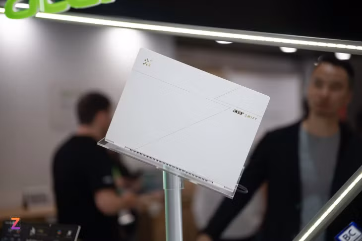 Ngoài màn hình đặc biệt, Swift Edge cũng là thiết bị nhẹ dưới 1 kg. Để có được khối lượng này trên kích thước 14 inch, nhà sản xuất chọn vật liệu nhôm-magie cho cả khung và vỏ máy. Một số điểm ở mặt A, C hơi mềm, nhưng trên tổng thể, đây vẫn là sản phẩm được hoàn thiện chắc chắn, đảm bảo độ bền theo chuẩn quân đội.