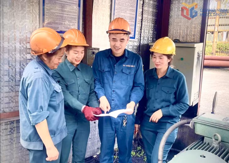 Anh Bùi Quốc Chiến cùng các đồng nghiệp trao đổi kinh nghiệm trong công việc.