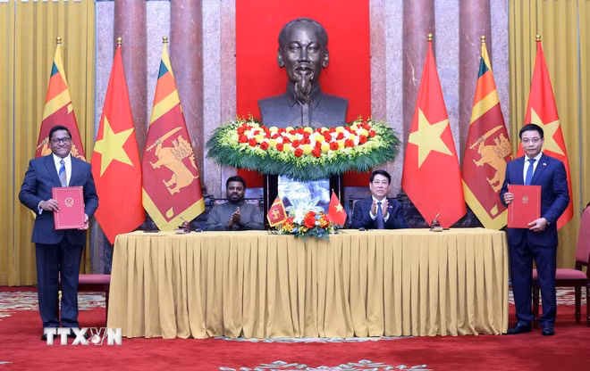 Chủ tịch nước Lương Cường và Tổng thống Sri Lanka Anura Kumara Dissanayaka chứng kiến lễ trao Hiệp định giữa Chính phủ Việt Nam và Chính phủ Sri Lanka về hợp tác và trợ giúp lần nhau trong lĩnh vực hải quan. (Ảnh: Lâm Khánh/TTXVN)