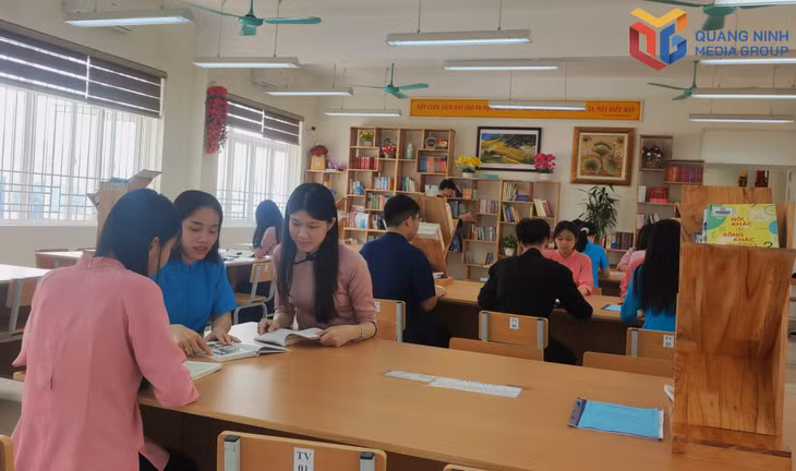 Các đảng viên trong Chi bộ được giao kèm cặp, dìu dắt quần chúng ưu tú như Anh Thư và Minh Khuê.