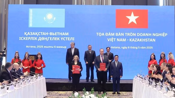 Tổng Bí thư Tô Lâm chứng kiến trao hợp đồng dịch vụ giữa Vietjet Kazakhstan và Boeing. (Ảnh: Thống Nhất/TTXVN)