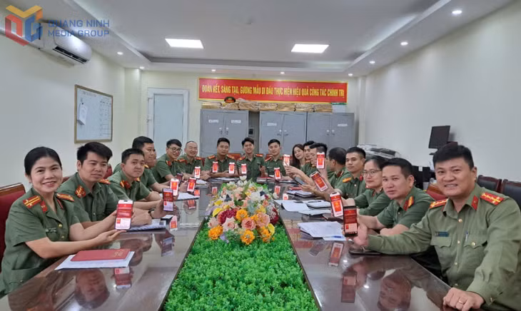 CBCS Phòng Công tác chính trị tham gia ý kiến sửa đổi, bổ sung Hiến pháp 2013 qua ứng dụng VneID.