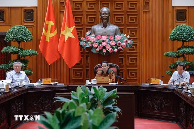 Thủ tướng Phạm Minh Chính chủ trì cuộc họp về Trung tâm tài chính quốc tế tại Việt Nam. (Ảnh: Dương Giang/TTXVN)