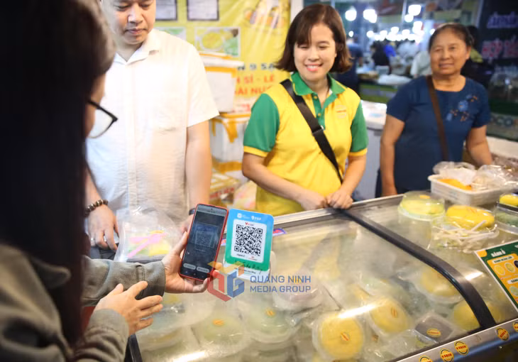 Người dân, du khách thực hiện quét mã QR khi thanh toán tại hội chợ.