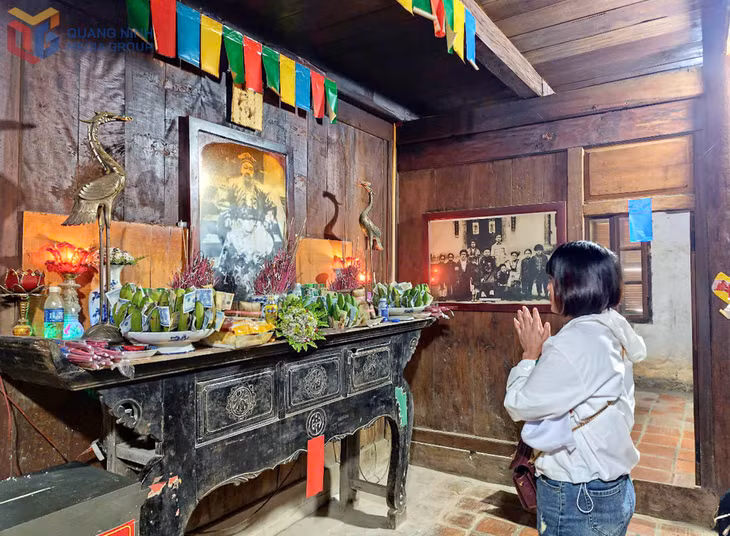 Ở giữa là bàn thờ tổ tiên nhà họ Vương và gian trưng bày các bức ảnh gia đình vua Mèo. Tuy đã nhuốm màu thời gian nhưng nhiều hiện vật trong dinh còn giữ được nguyên bản, nét đặc sắc kiến trúc.