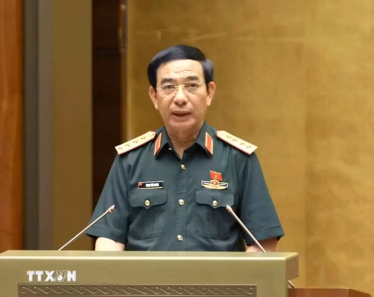 Đại tướng Phan Văn Giang, Bộ trưởng Bộ Quốc phòng trình bày Tờ trình dự án Luật Tham gia lực lượng gìn giữ hòa bình của Liên hợp quốc. (Ảnh: Phương Hoa/TTXVN)