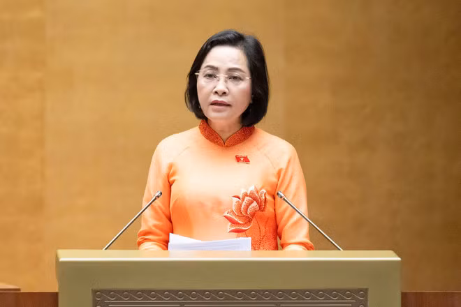 Phó Chủ tịch Quốc hội Nguyễn Thị Thanh đọc tờ trình về việc rút ngắn nhiệm kỳ Quốc hội khóa XV và Hội đồng nhân dân các cấp nhiệm kỳ 2021-2026. (Ảnh: quochoi.vn)