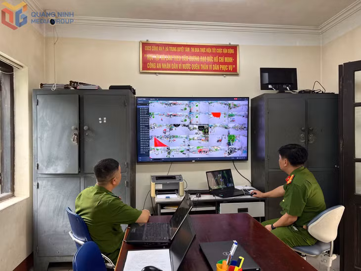 Chỉ huy Công an phường Hà Trung theo dõi địa bàn qua màn hình giám sát camera AI.
