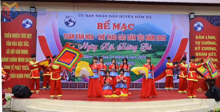 Chương trình văn nghệ tại ngày hội.