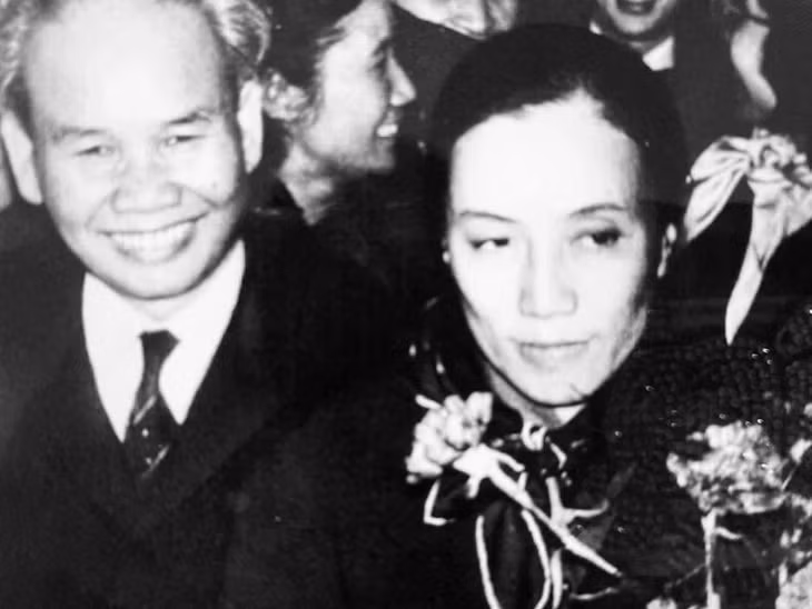Bộ trưởng Xuân Thủy và nguyên Phó Chủ tịch nước Nguyễn Thị Bình - những nhân vật xuất chúng trên mặt trận ngoại giao của cách mạng Việt Nam. (Ảnh: TTXVN)