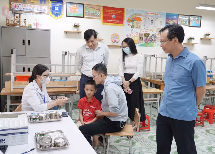 Đoàn công tác của Sở Y tế tỉnh giám sát việc thực hiện tiêm chủng tại điểm tiêm Trường tiểu học Cao Thắng (TP Hạ Long). Ảnh: CDC Quảng Ninh