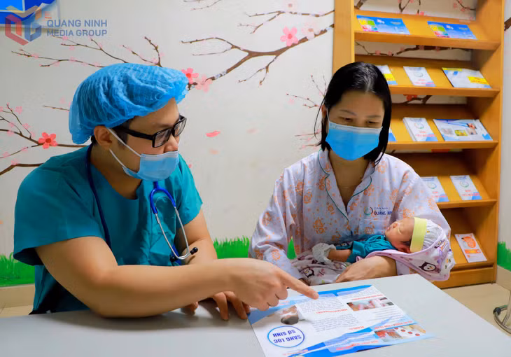 Bác sĩ Bệnh viện Sản nhi Quảng Ninh tư vấn sàng lọc sơ sinh cho phụ nữ sau sinh.