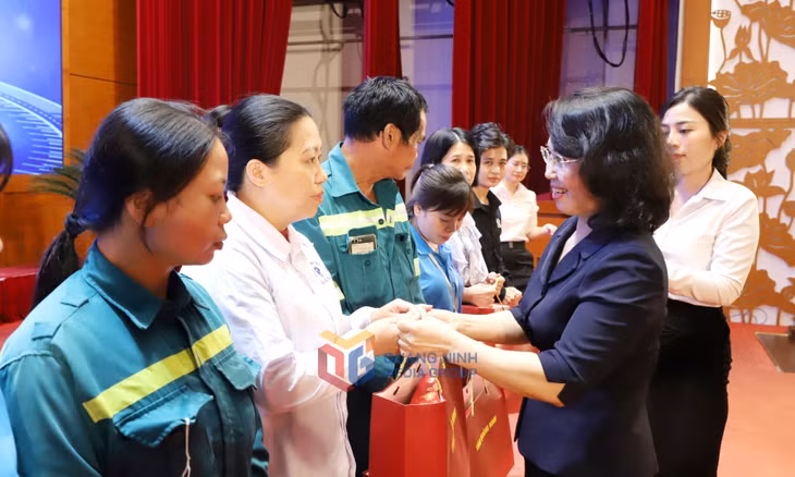 Đồng chí Trịnh Thị Minh Thanh, Phó Bí thư Thường trực Tỉnh ủy, Chủ tịch HĐND tỉnh, tặng quà cho công nhân có hoàn cảnh khó khăn.