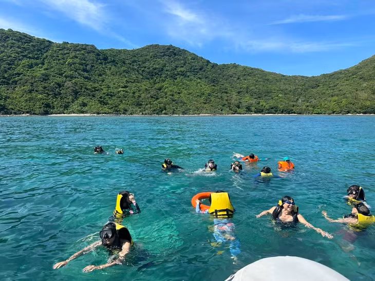 "Nước biển trong xanh, lý tưởng cho hoạt động tắm biển và lặn ngắm san hô. Ảnh: Văn Phái