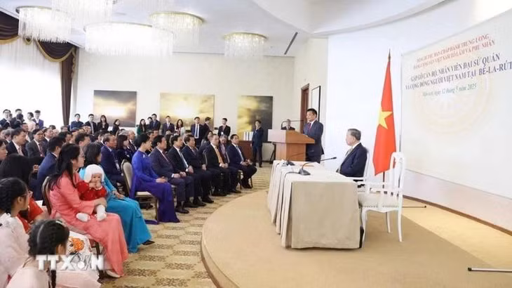 Tổng Bí thư Tô Lâm nói chuyện thân mật với cán bộ, nhân viên Đại sứ quán và đại diện cộng đồng người Việt tại Belarus. (Ảnh: TTXVN)