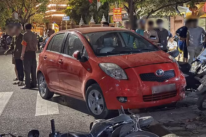 Sau khi gây tai nạn liên hoàn, tài xế ôtô đã rời khỏi hiện trường. Ảnh: Mạnh Hiếu