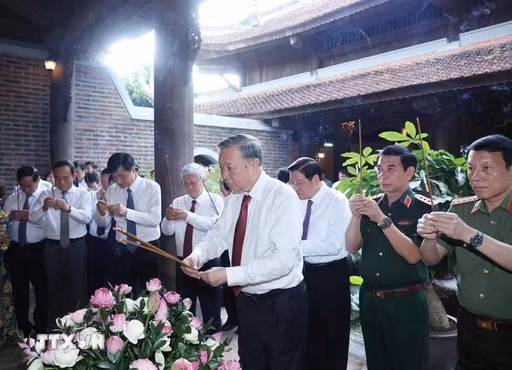 Tổng Bí thư Tô Lâm và đoàn công tác dâng hương tại đền Chung Sơn thờ gia tiên Bác Hồ. (Ảnh: Thống Nhất/TTXVN)